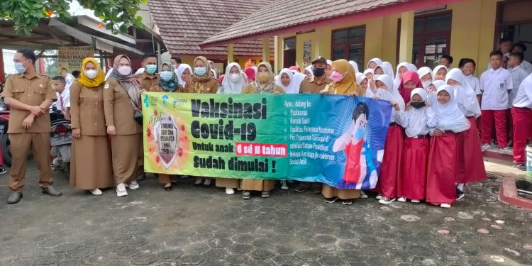 Korwil Pendidikan, Kapolsek Blanakan Lakukan Pendampingan Vaksinasi Merdeka Bagi Anak SD di 2 SD Negeri