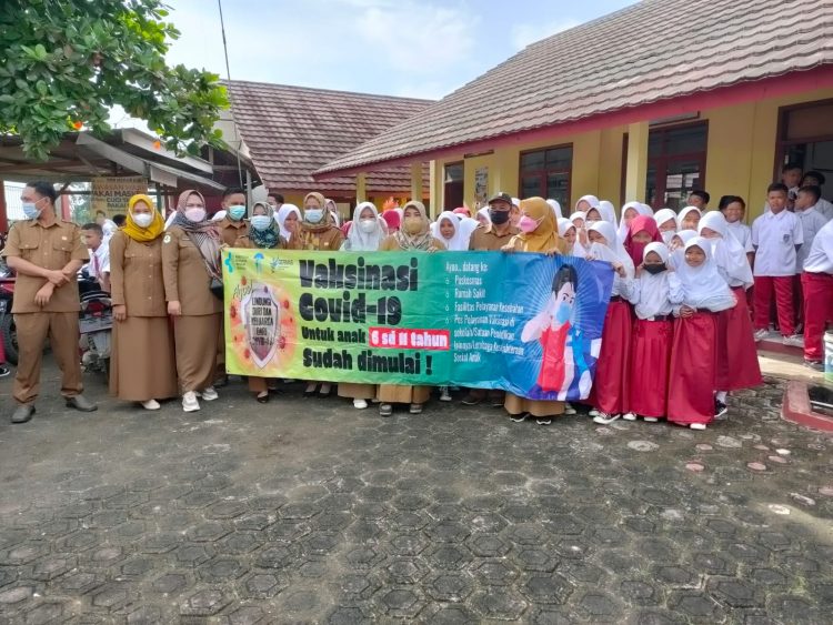 Korwil Pendidikan, Kapolsek Blanakan Lakukan Pendampingan Vaksinasi Merdeka Bagi Anak SD di 2 SD Negeri