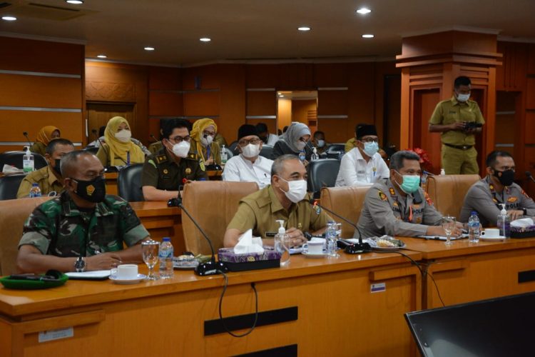 Rakor Dengan Gubernur, Bupati Minta Alim Ulama, Relawan dan TNI/Polri di Vaksin Booster