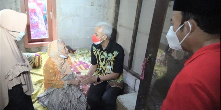 Gubernur Ganjar Cek Penerima Bantuan Kemiskinan Ektrem di Banyumas