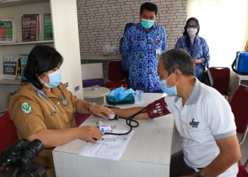 Sekda Monitoring Vaksinasi Booster Lansia di Kecamatan Cikupa