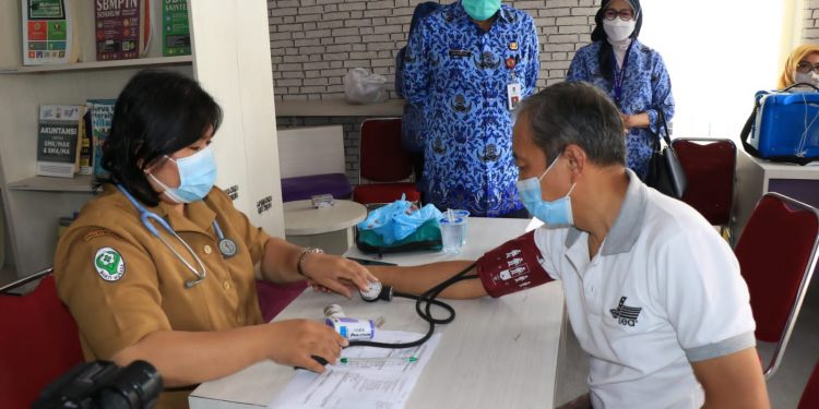 Sekda Monitoring Vaksinasi Booster Lansia di Kecamatan Cikupa