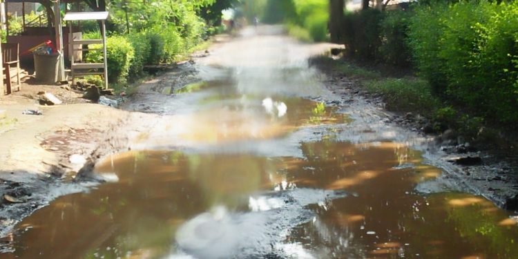 Kades Dukuh Biarkan Jalan Desa Pejalain Seperti Kubangan Kerbau, Warga Protes
