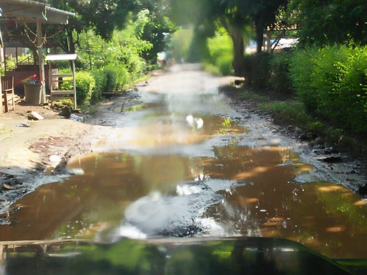 Kades Dukuh Biarkan Jalan Desa Pejalain Seperti Kubangan Kerbau, Warga Protes