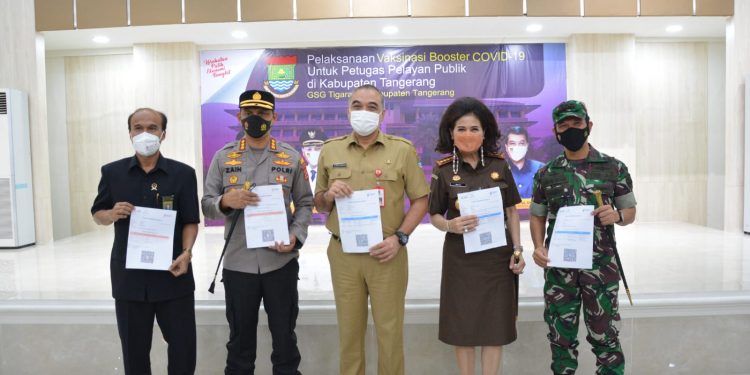 Bupati Bersama Forkopimda Melakukan Vaksinasi Ketiga Atau Booster