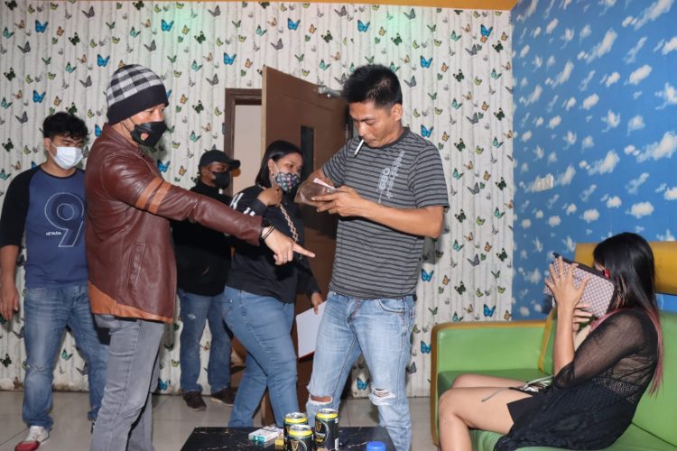 Tim Gabungan Sat Narkoba dan Polsek Bangko Polres Rohil Sweeping Tempat Karaoke, Sepasang Terjaring