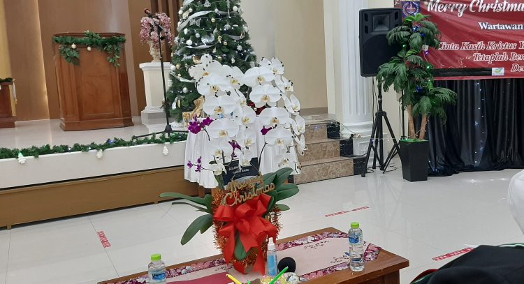 Lalat Hijau Kerumuni Bunga Didalam Gereja, Mohon Wali Kota dan Wakil Wali Kota Depok Bermurah Hati Pindahkan TPS di Jalan Sadewa