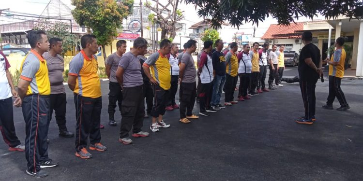 Anggota Polsek Pasar Kemis Polresta Tangerang Olah Raga Bersama Untuk Menjaga Stamina
