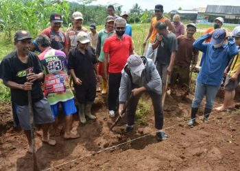 Bupati Ikut Kerja Bakti Buat Jalan Menuju Curug
