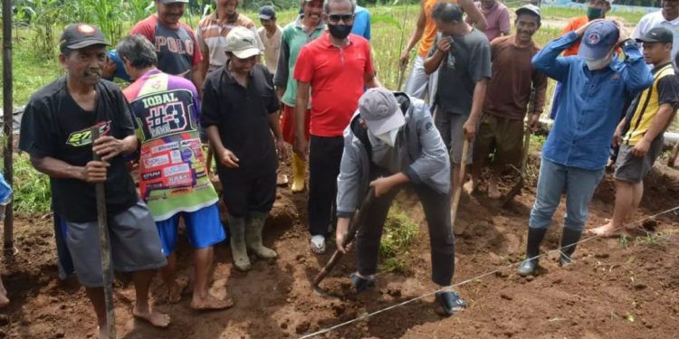 Bupati Ikut Kerja Bakti Buat Jalan Menuju Curug