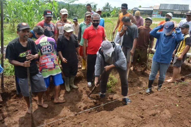 Bupati Ikut Kerja Bakti Buat Jalan Menuju Curug