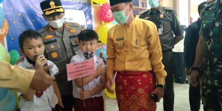Kapolres Rohil Bersama Bupati dan Wakil Bupati, Tinjau Vaksinasi Massal Anak Usia 6-11 Tahun di Perguruan Methodis