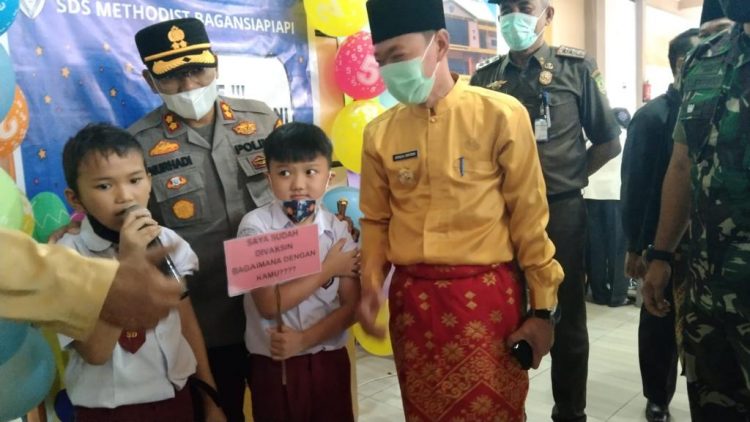 Kapolres Rohil Bersama Bupati dan Wakil Bupati, Tinjau Vaksinasi Massal Anak Usia 6-11 Tahun di Perguruan Methodis