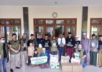 Para Santri Sholat Berjamaah Bersama Artis