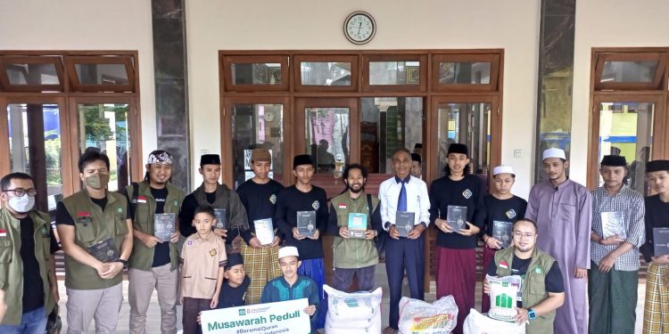 Para Santri Sholat Berjamaah Bersama Artis