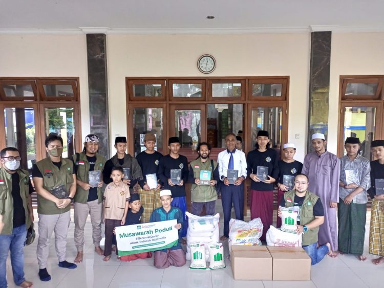Para Santri Sholat Berjamaah Bersama Artis