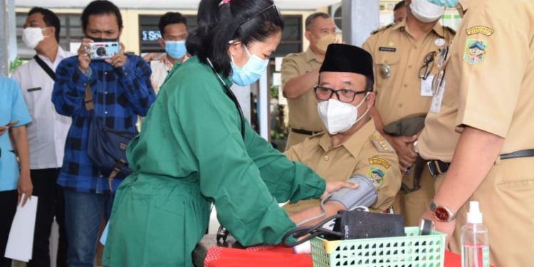 Bupati Banyumas Pantau Percepatan Vaksinasi Lansia