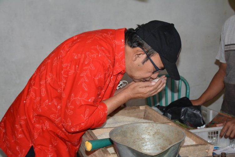 Bupati Banyumas Sidak ke E-Warung dan Penerima BPNT, Temukan Beras Berbau