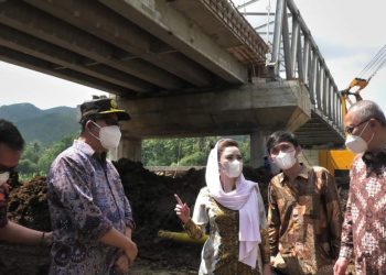 Novita dan Bupati Husein Pantau Pembangunan Jembatan Pegalongan