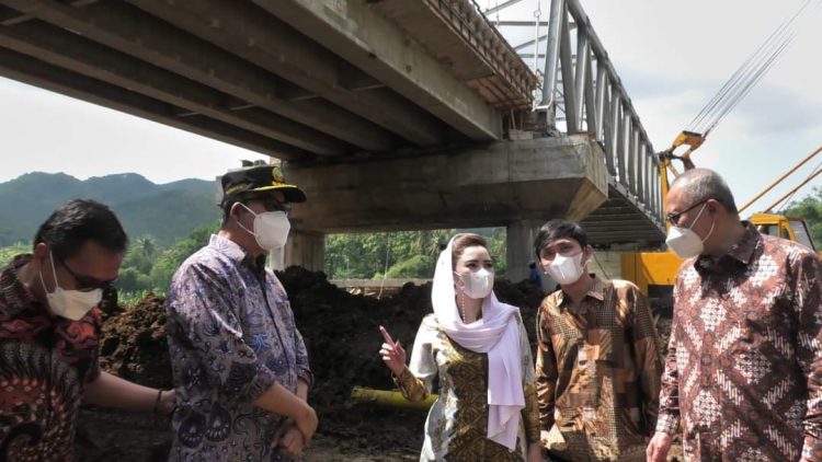 Novita dan Bupati Husein Pantau Pembangunan Jembatan Pegalongan
