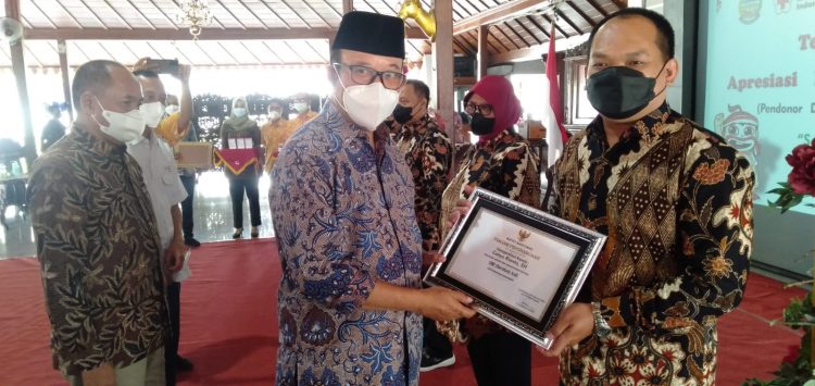 Donorkan Darah Lebih 100 Kali, Dapat PIN Emas Dari Bupati Banyumas