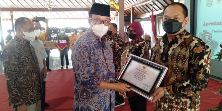 Donorkan Darah Lebih 100 Kali, Dapat PIN Emas Dari Bupati Banyumas