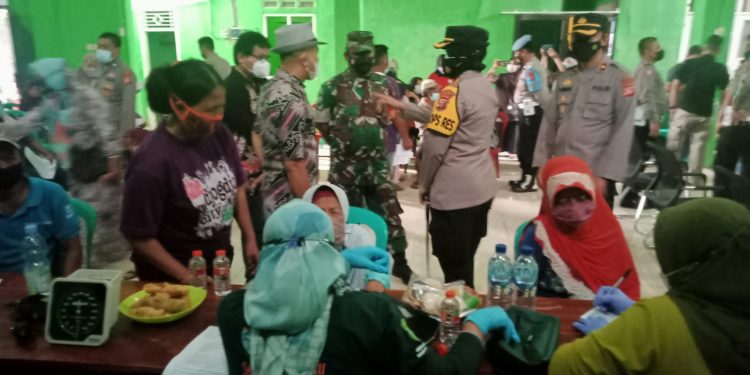 Kapolres Subang Monitoring Gebyar Vaksinasi Lansia di Desa Sukmandi Jaya Bersama Tim Dari UPTD Puskesmas Ciasem