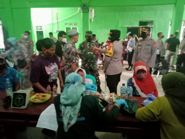 Kapolres Subang Monitoring Gebyar Vaksinasi Lansia di Desa Sukmandi Jaya Bersama Tim Dari UPTD Puskesmas Ciasem