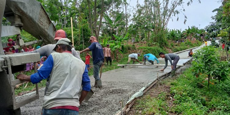 Desa Sukajaya Lakukan Pengecoran Betonisasi Jalan Dari Program Samisade, Masyarakat Sambut Baik