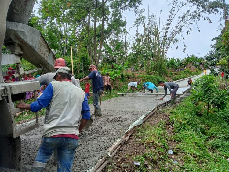 Desa Sukajaya Lakukan Pengecoran Betonisasi Jalan Dari Program Samisade, Masyarakat Sambut Baik