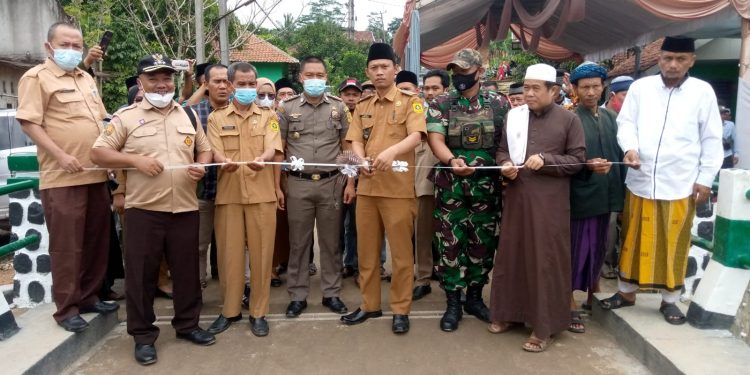 Jembatan Cibeurem Desa Curug Diresmika Dengan Gunting Pita, Masyarakat Sambut Senang
