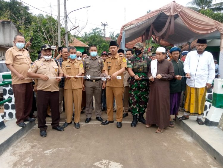 Jembatan Cibeurem Desa Curug Diresmika Dengan Gunting Pita, Masyarakat Sambut Senang