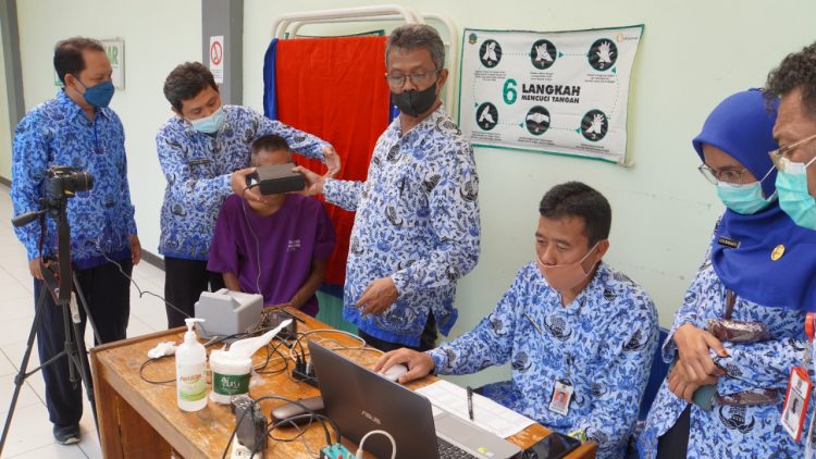 UPT Kemensos Baturraden Bersama Disdukcapil Kabupaten Banyumas Lakukan Perekaman Data Penduduk 10 ODGJ