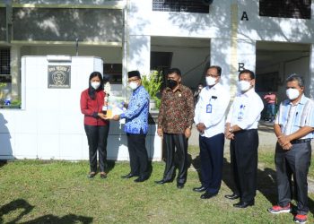 Mewakili Bupati Samosir Asisten Administrasi Umum Drs. Waston Simbolon, MM serahkan Piala Juara Olimpiade Test Potensi Skolastik dan Akademik (SBMPTN) Tahun 2022