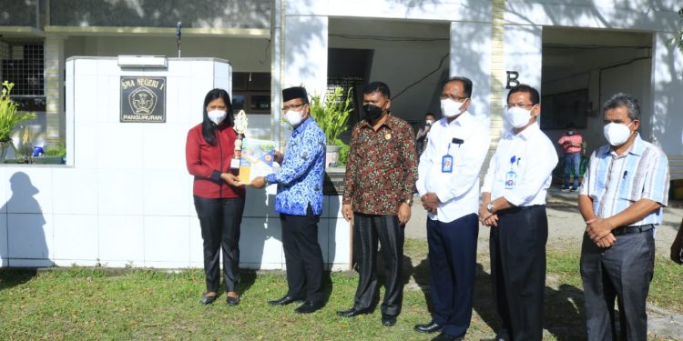 Mewakili Bupati Samosir Asisten Administrasi Umum Drs. Waston Simbolon, MM serahkan Piala Juara Olimpiade Test Potensi Skolastik dan Akademik (SBMPTN) Tahun 2022