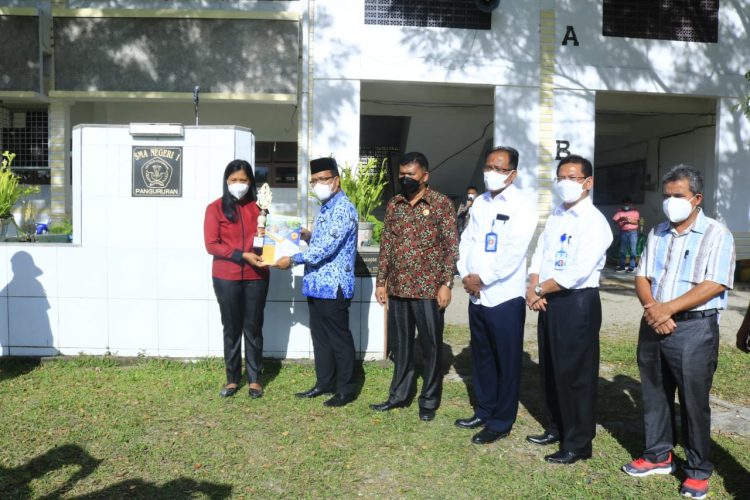 Mewakili Bupati Samosir Asisten Administrasi Umum Drs. Waston Simbolon, MM serahkan Piala Juara Olimpiade Test Potensi Skolastik dan Akademik (SBMPTN) Tahun 2022