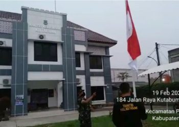 Danramil 11/Pasar Kemis Ambil Langkah Cepat Mengganti Bendera Rusak di Kelurahan Kutabumi