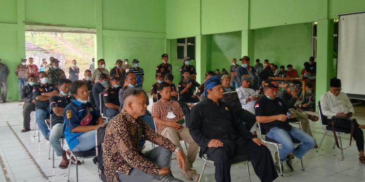 Warga Grudug Kantor Kecamatan Jasinga, Ada Apa ?