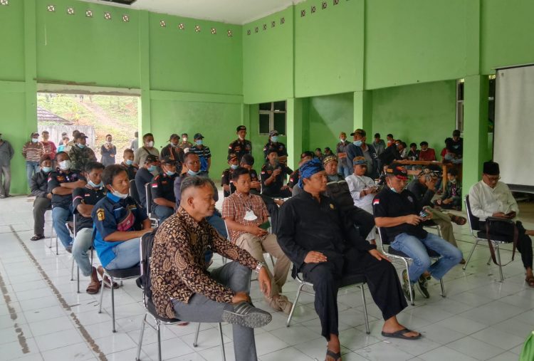 Warga Grudug Kantor Kecamatan Jasinga, Ada Apa ?