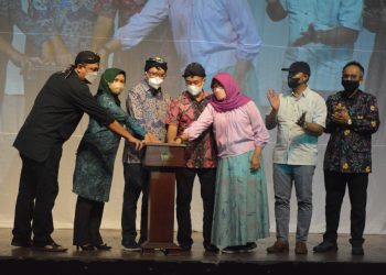 Bupati Launching Komik Babad Banyumas, Dimeriahkan Pementasan Sendratari