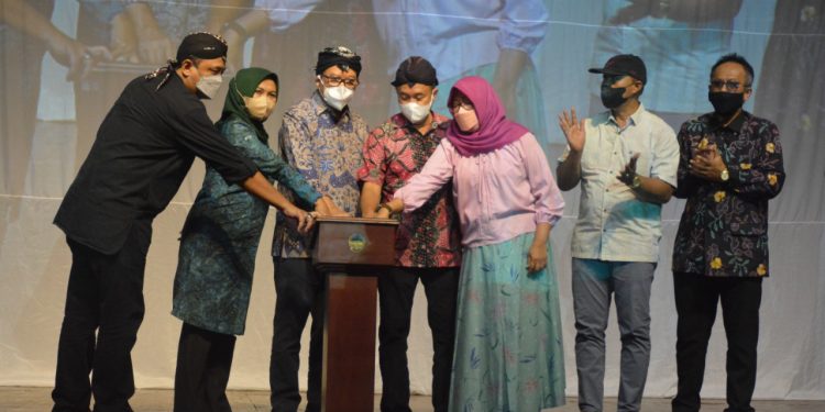 Bupati Launching Komik Babad Banyumas, Dimeriahkan Pementasan Sendratari