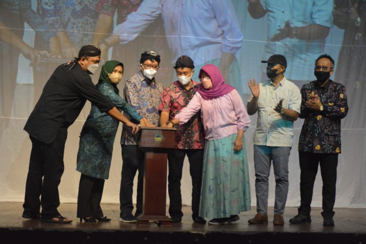 Bupati Launching Komik Babad Banyumas, Dimeriahkan Pementasan Sendratari