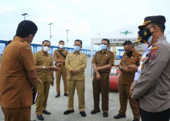Tim Satgas Covid-19 Kabupaten Samosir Monitoring Kesiapan Tempat Isolasi Terpusat dan Sosialisasi Prokes di Pintu Masuk Pelabuhan Simanindo