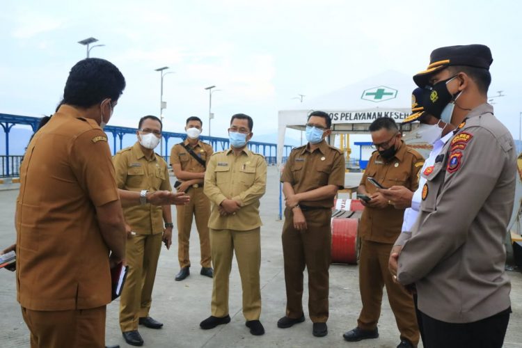 Tim Satgas Covid-19 Kabupaten Samosir Monitoring Kesiapan Tempat Isolasi Terpusat dan Sosialisasi Prokes di Pintu Masuk Pelabuhan Simanindo