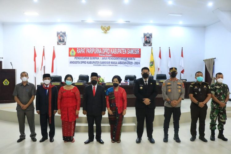 Bupati Samosir Hadiri Rapat Paripurna Pengucapan Sumpah/Janji Pengganti Antar Waktu Anggota DPRD Masa Jabatan 2019 – 2024