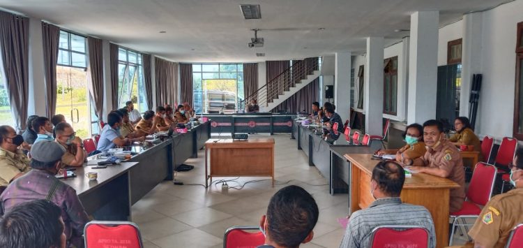 Komisi II DPRD Kab. Samosir Lakukan Raker Dengan Sejumlah Kepala Dinas dan Perwakilan Kelompok Tani Guna Mencari Sololusi Kelangkaan Pupuk Bersubsidi