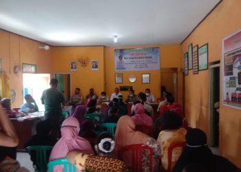 Puluhan Warga Desa Bunar Ontrog Kantor Desa