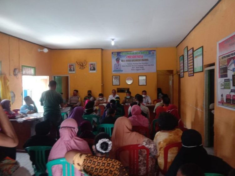 Puluhan Warga Desa Bunar Ontrog Kantor Desa