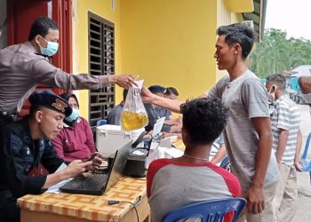 Polres Rohil Laksanakan Vaksinasi di Pasar Minggu Kepenghuluan Sekeladi