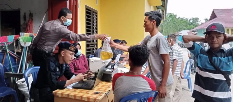 Polres Rohil Laksanakan Vaksinasi di Pasar Minggu Kepenghuluan Sekeladi